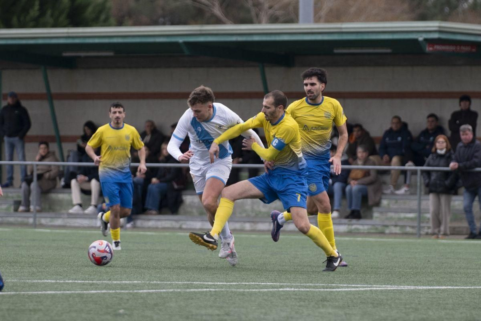 Choupas, del Polígono, e Israel, del Sporting Carballiño, luchan por lograr un balón.