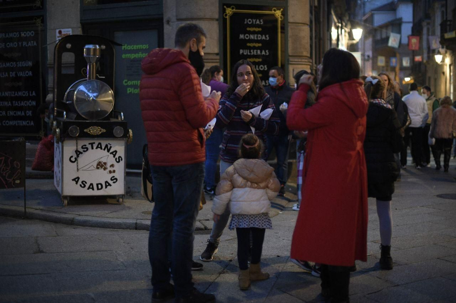 Colas ante las castañeras en el San Martiño. // Óscar Pinal