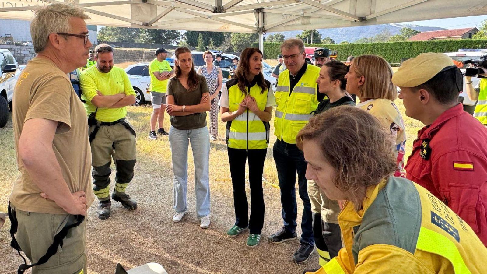 Autoridades y unidades especiales anti incendios, en el puesto de mando desde el que se controla el incendio de Vilardevós