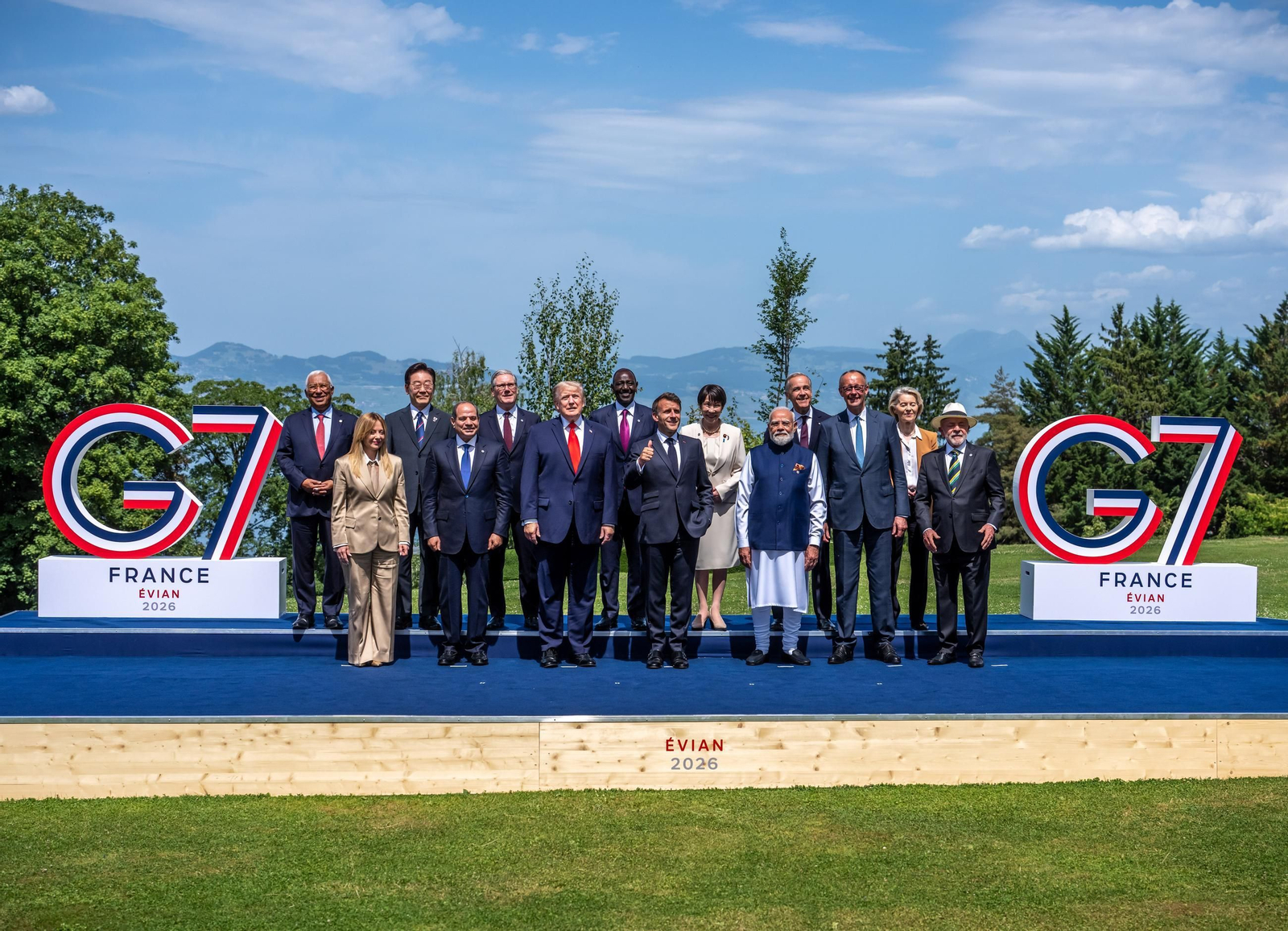 Las principales autoridades de los países miembro posan para una foto en la Cumbre del G7.