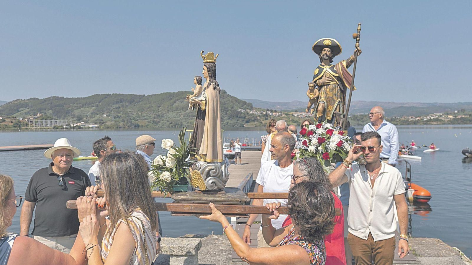 Castrelo de Miño honra a San Roque con su procesión acuática