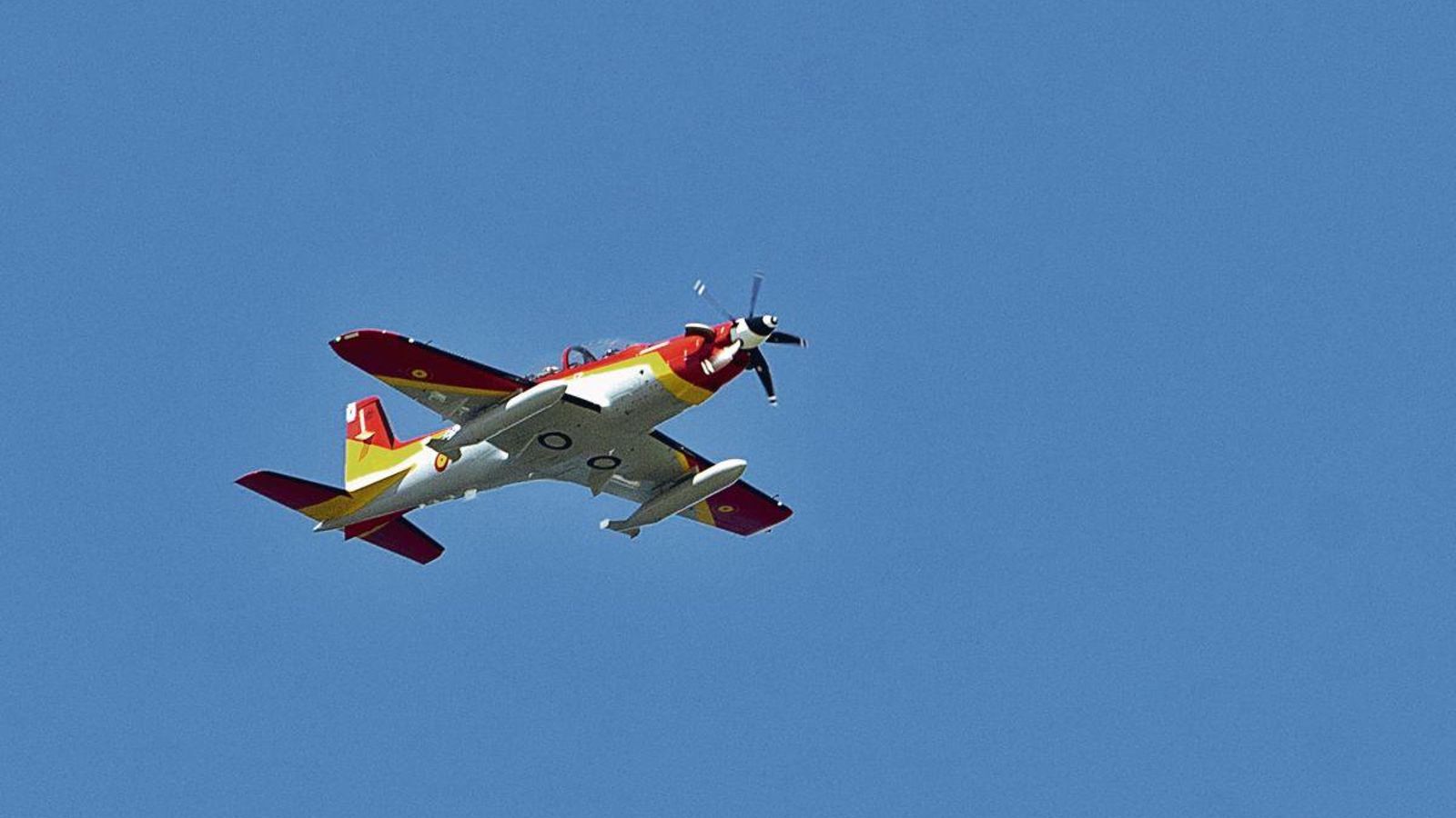 Aviones como el Pilatus-21 de la Formación Mirlo o helicópteros como el HE-26 desfilaron ayer por Samil como prueba del desfile del día 30 de mayo