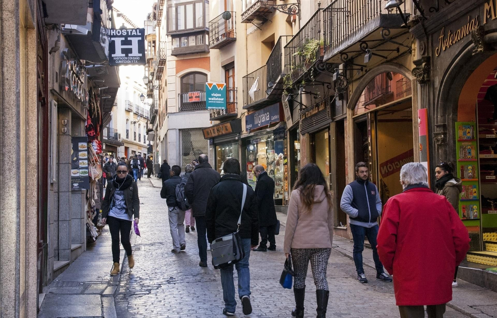 Personas caminando por la calle