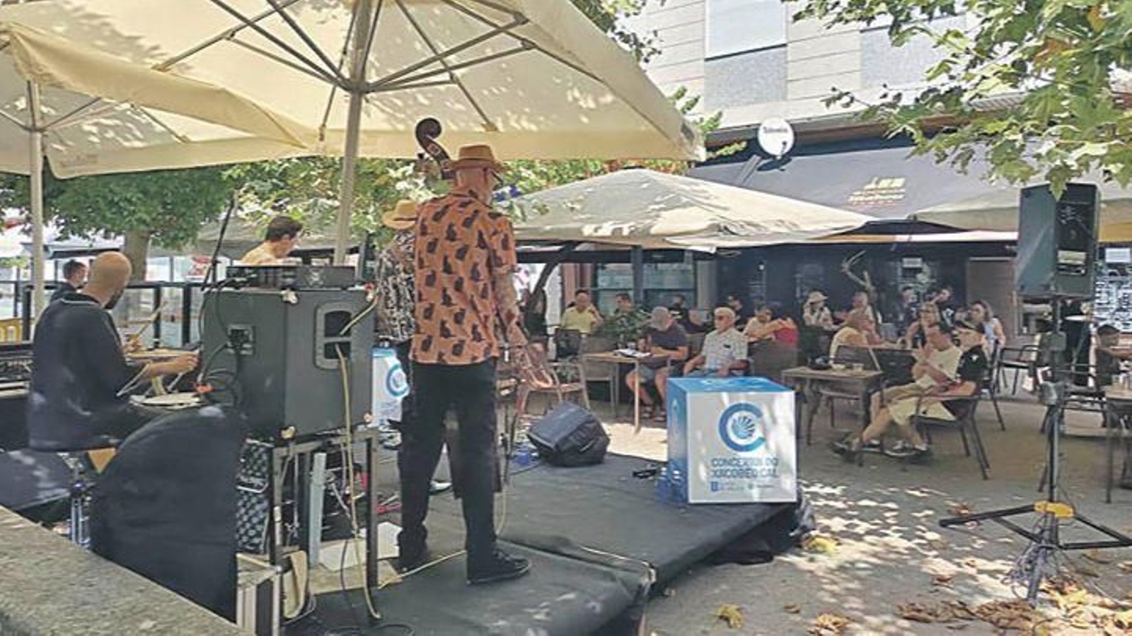 El público llenó las terrazas del Malecón de O Barco.