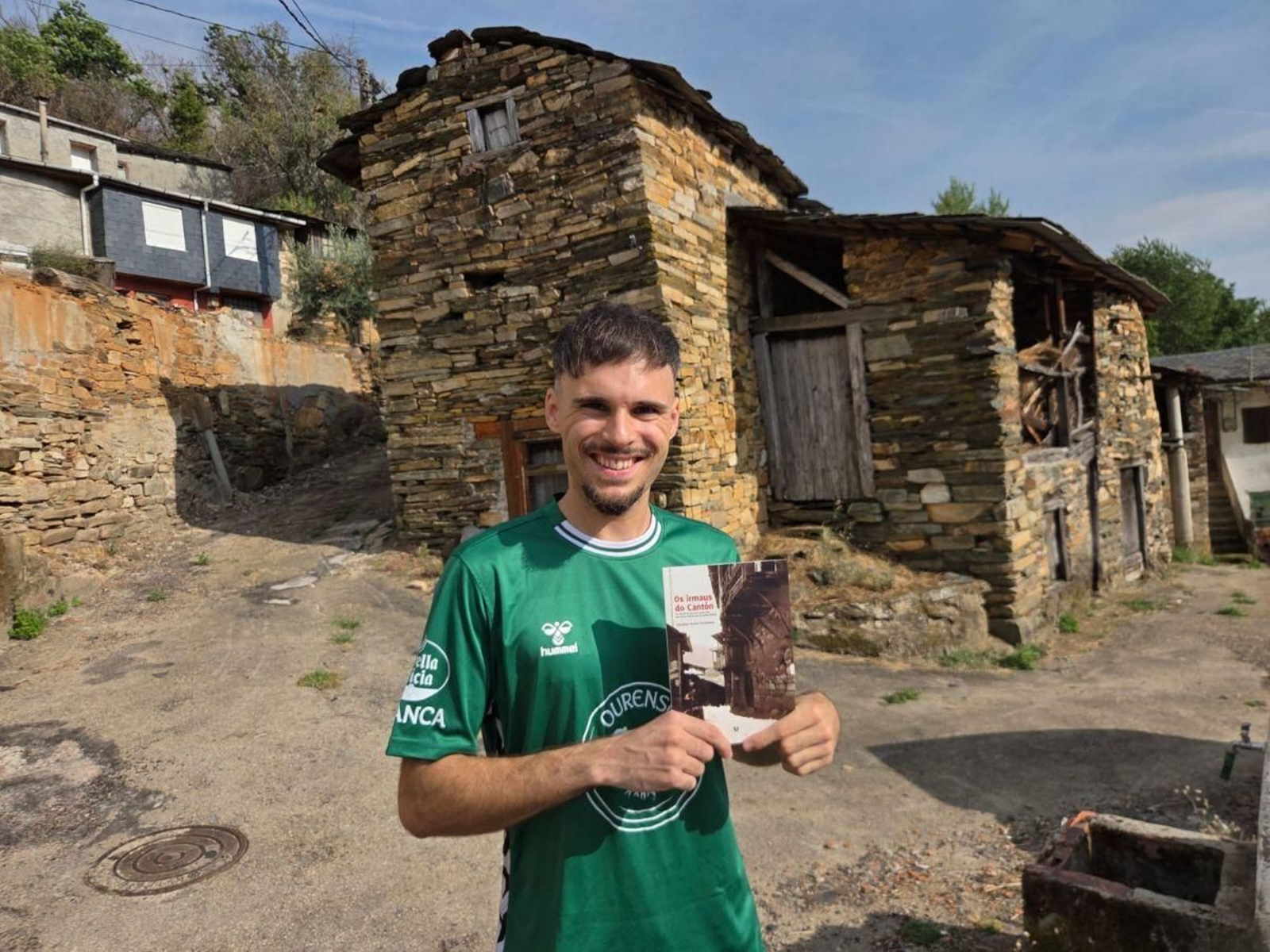 El escritor Christian Barrio posa con su último libro en San Vicente de Leira.