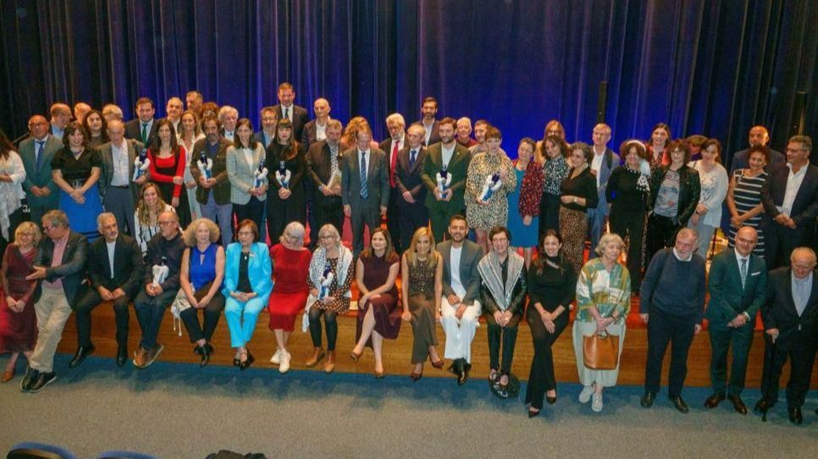 Autoridades, xurado e premiados, xuntos nunha foto de familia tras finalizar a gala dos Premios da Crítica de Galicia
