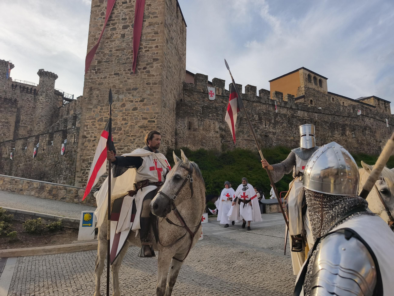 Caballeros templarios frente al Castillo de los Templarios de Ponferrada