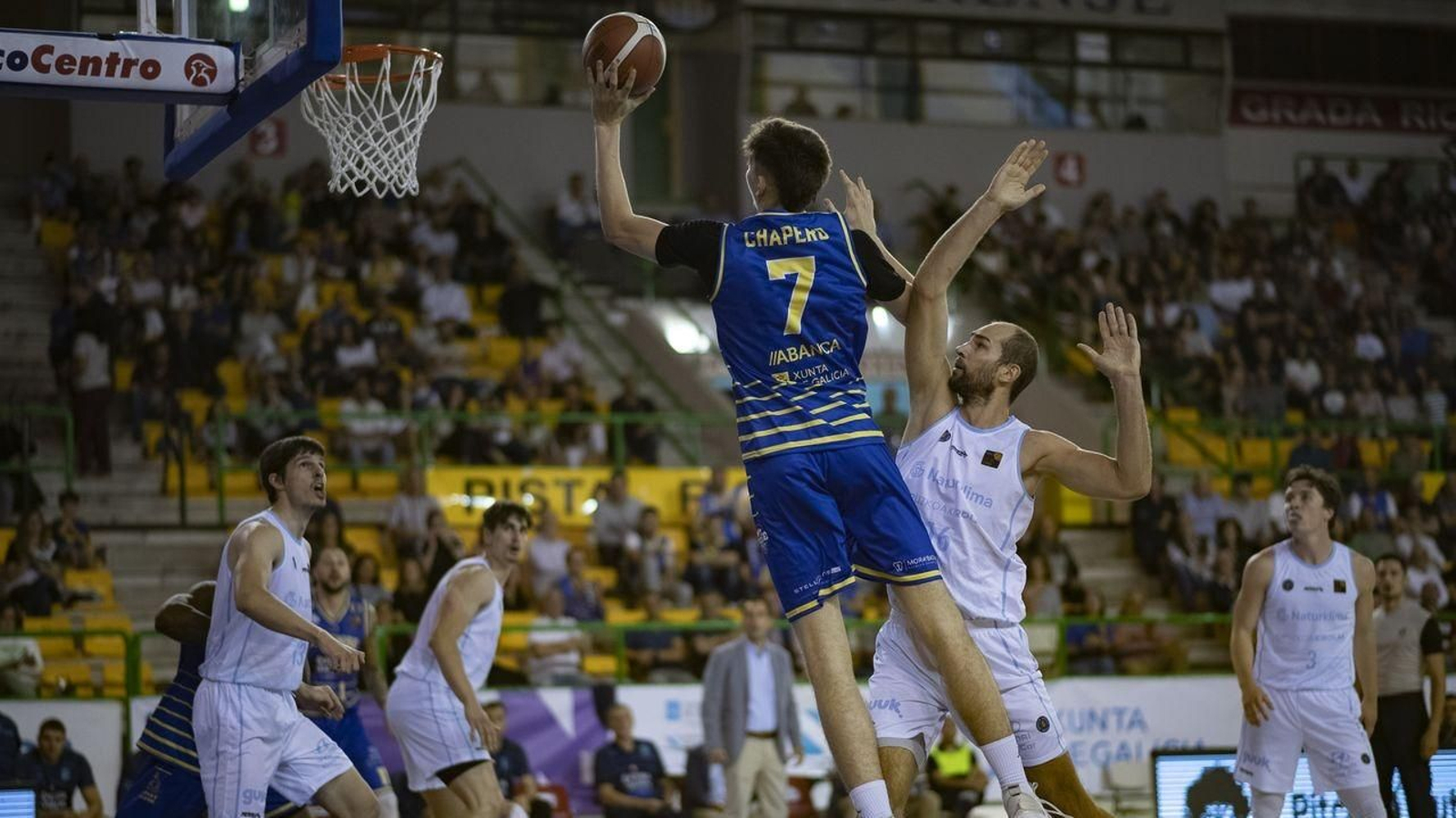 Chapero acaba de dejar por el camino a Delas y se dispone a anotar (FOTO: XESÚS FARIÑAS).