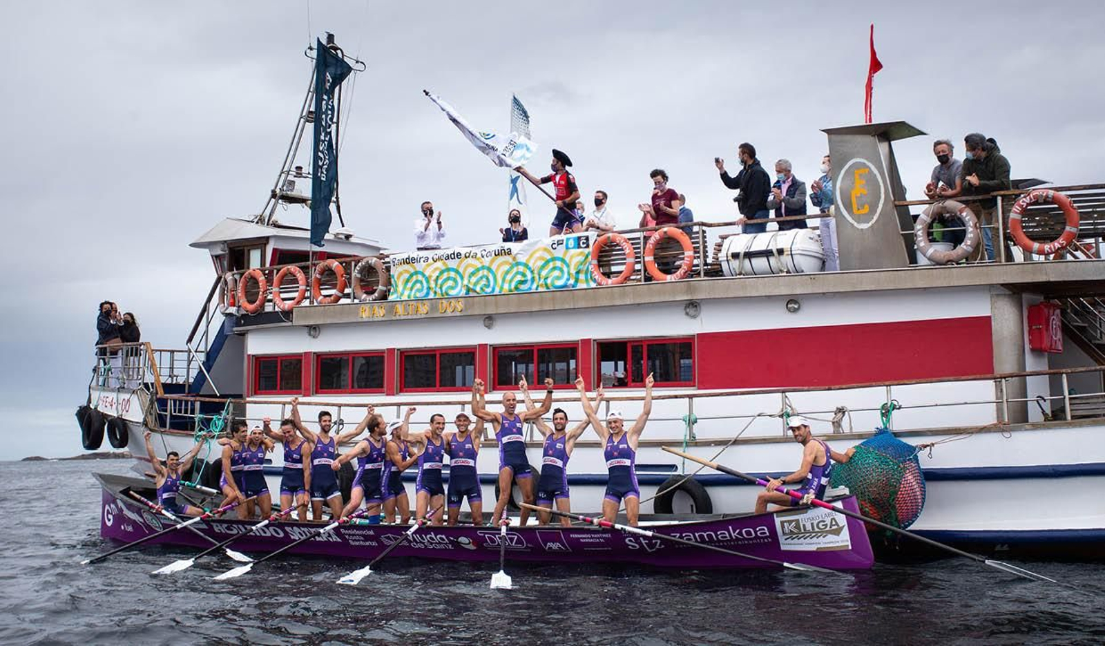 Los remeros de Santurtzi celebran su victoria en la Bandera de A Coruña, la primera de la temporada en la ACT.

FOTOS: EUSKO LABEL LIGA