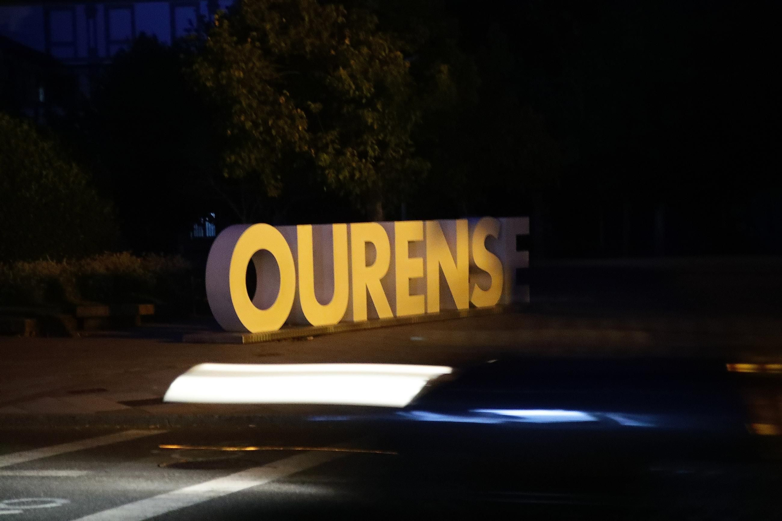 Galería | La ciudad de Ourense anocheció a oscuras en un nuevo apagón