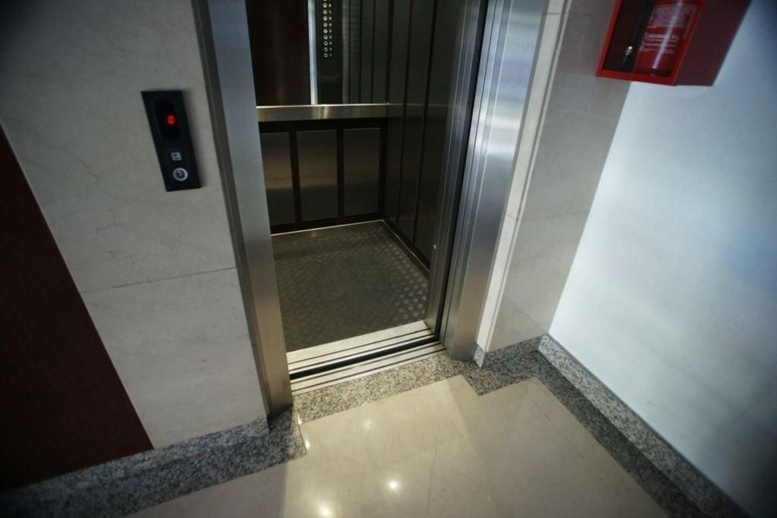 El cuerpo de la joven quedó tendido en el portal de la avenida de Madrid.