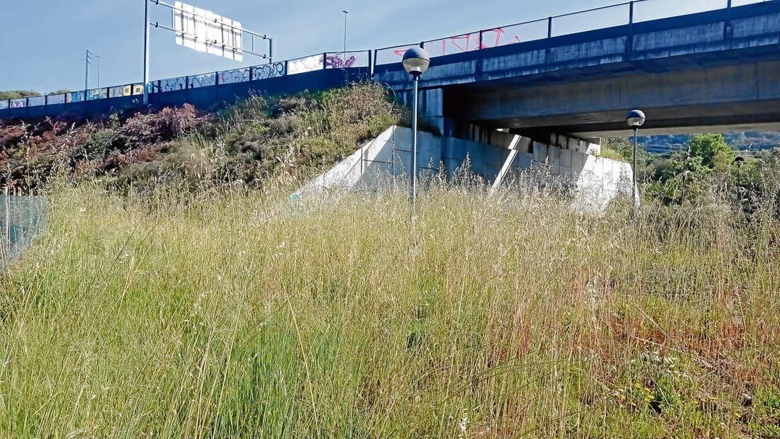A los vecinos de Arrabaldo se les prometió un parque a cambio de las molestias por la autovía. Lo esperan desde 2004.