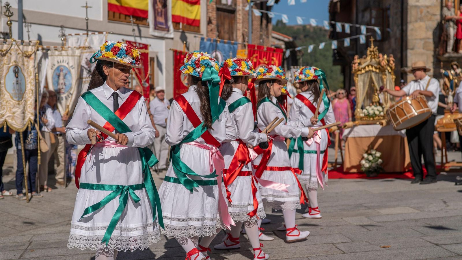 Las Danzantes con coloridas cintas trenzadas con precisión y elegancia al son de la música tradicional.