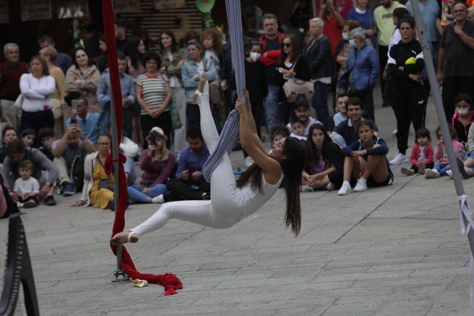 Danza acrobática en la Plaza Mayor (JOSÉ PAZ)
