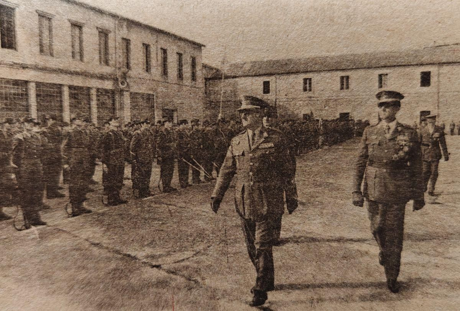 El capitán general pasando revista.