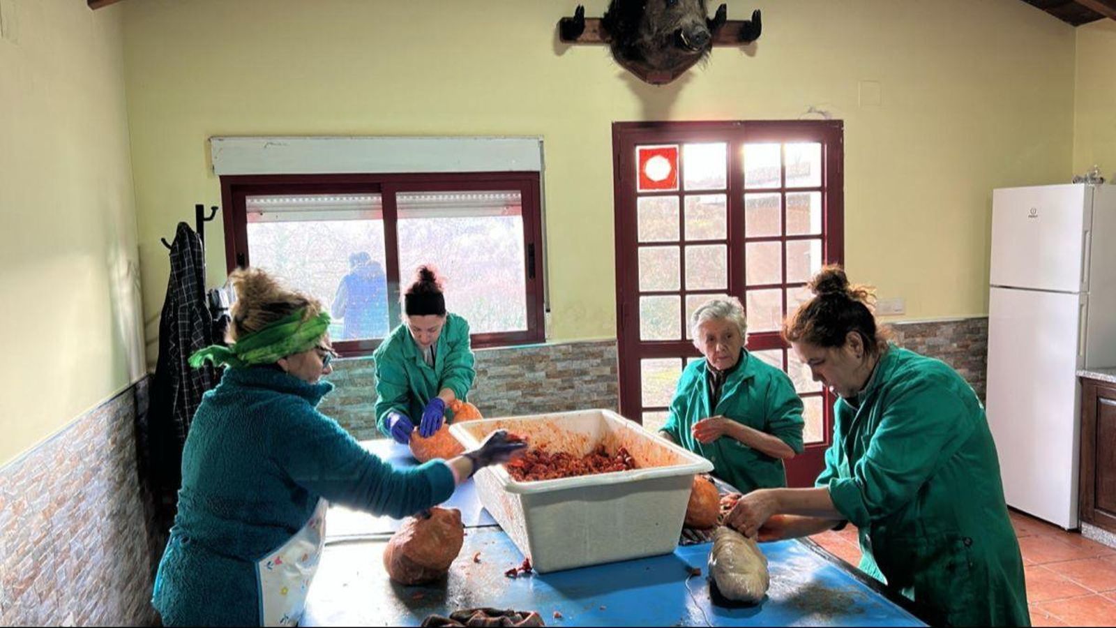 Elaboración das androllas -produto típico das Terras do Bibei, por varias xeracións-.