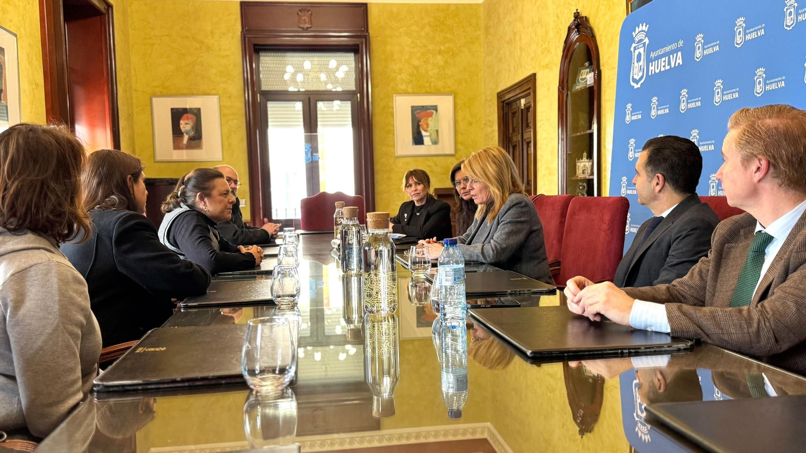 Reunión mantenida entre el Ayuntamiento de Huelva y la Asociación de Antiguos Alumnos del Colegio Santo Ángel.