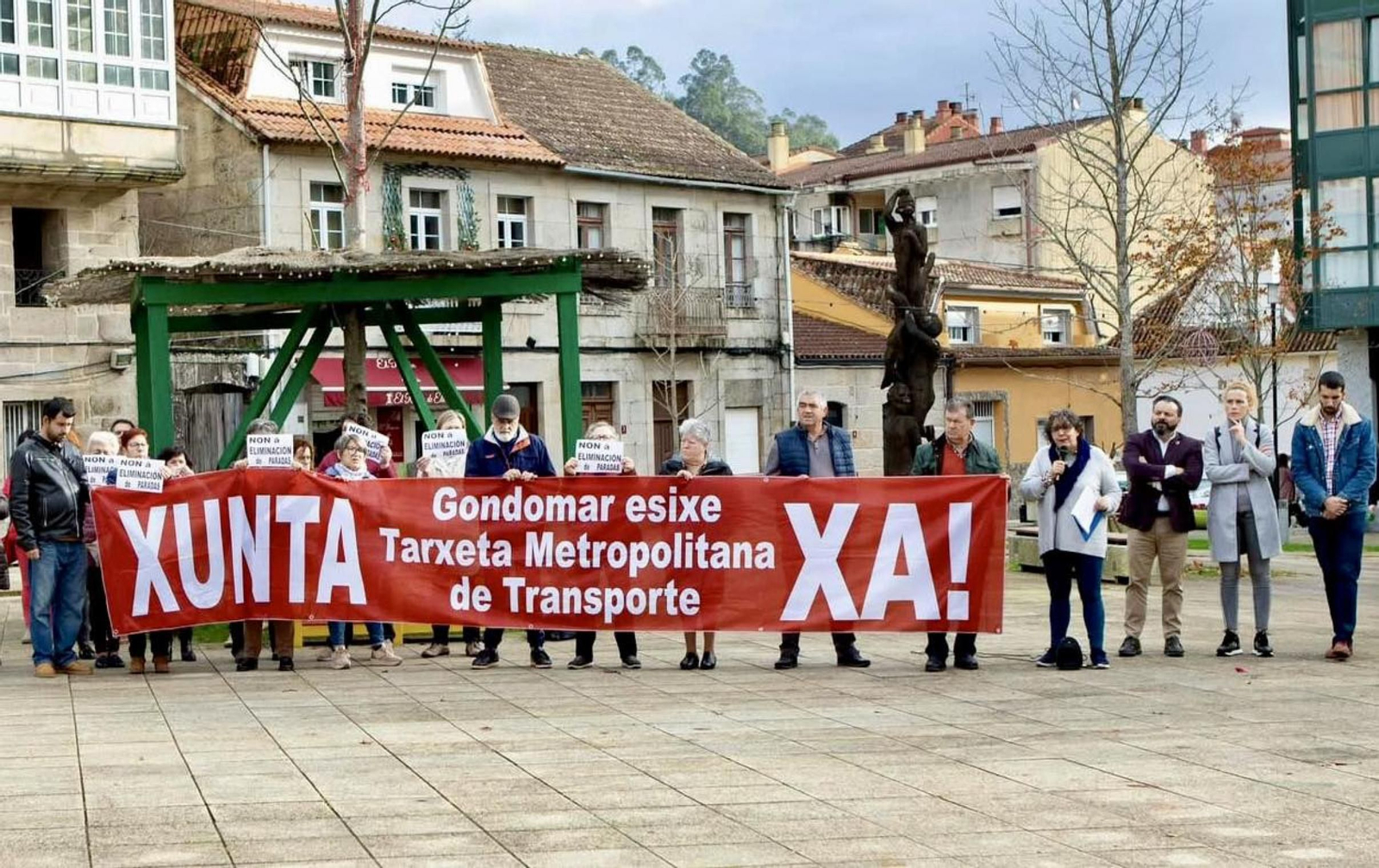 Una concentración a favor de que Gondomar entre en el transporte metropolitano de Vigo.