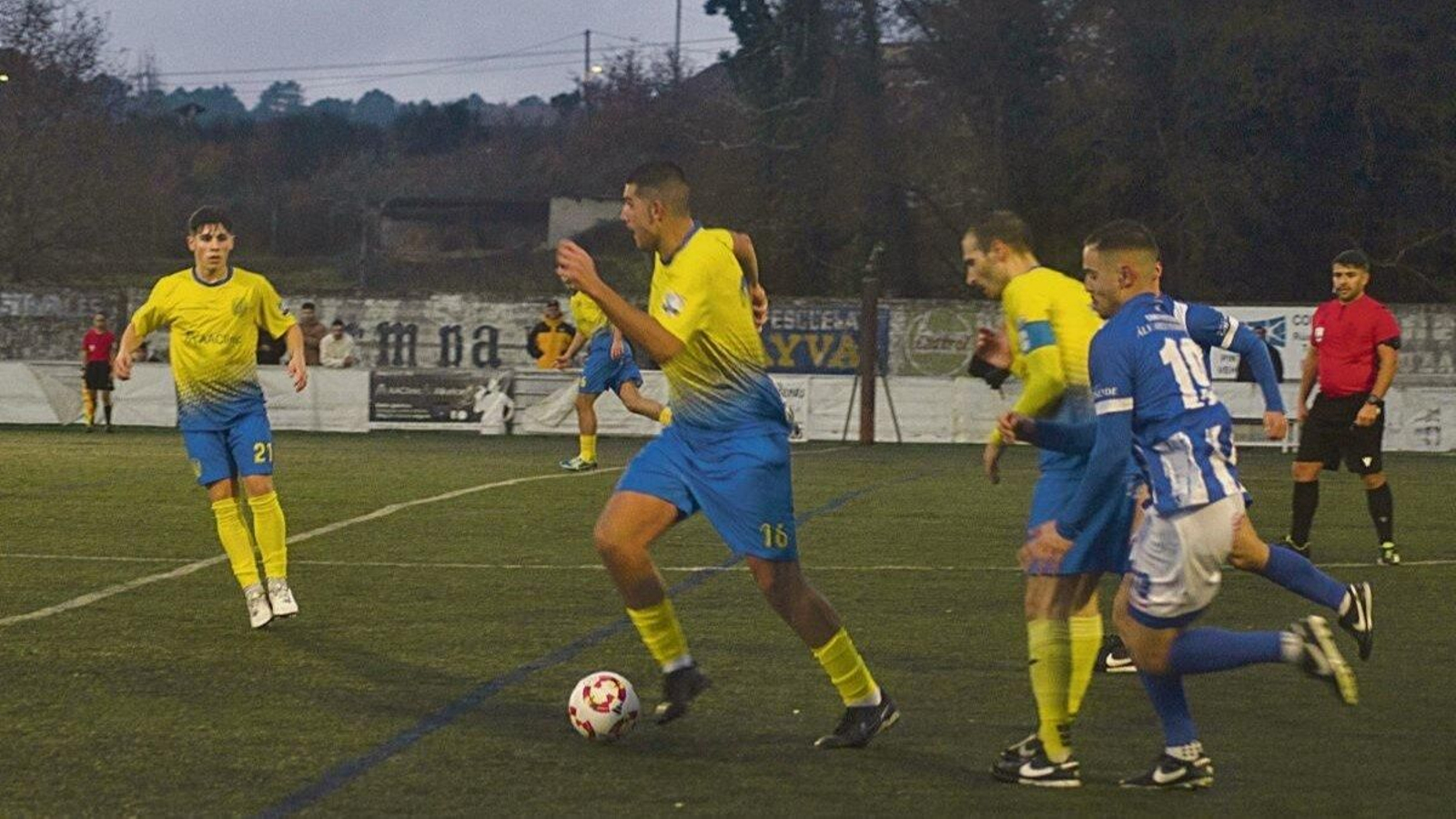 El mediocampista Manu, del Polígono, se lleva el balón en el último partido en casa ante el Celanova.