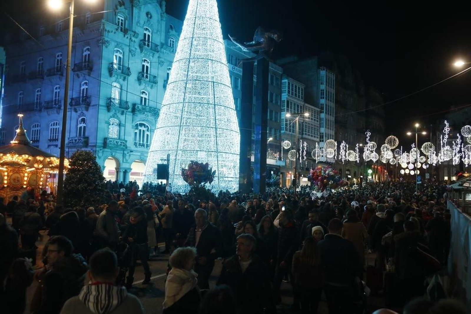 Los turistas invaden Vigo en el Puente229