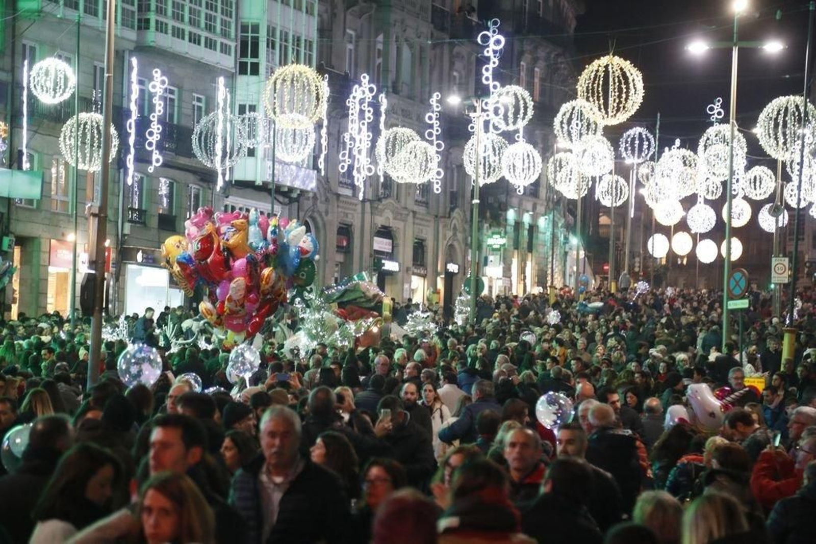 Los turistas invaden Vigo en el Puente237