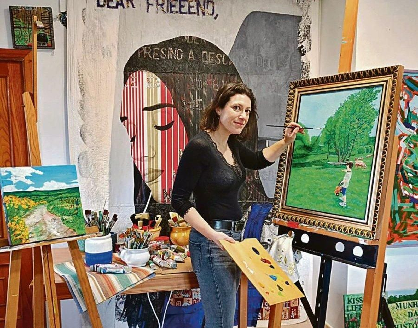 La artista catalana Julia Marqués Meyer pintando un cuadro.