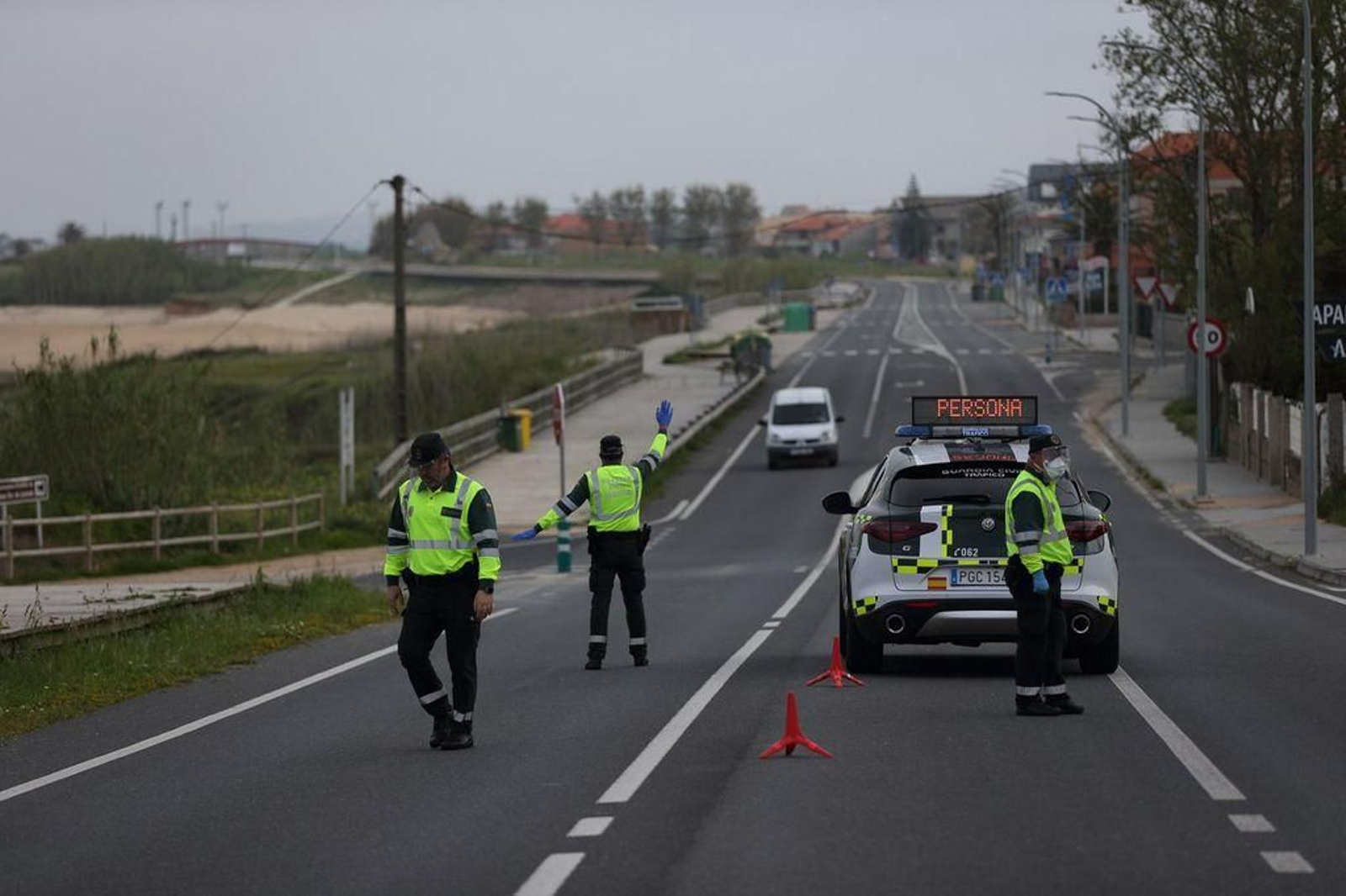 Control de la Guardia Civil en la playa de la Lanzada // Alberte