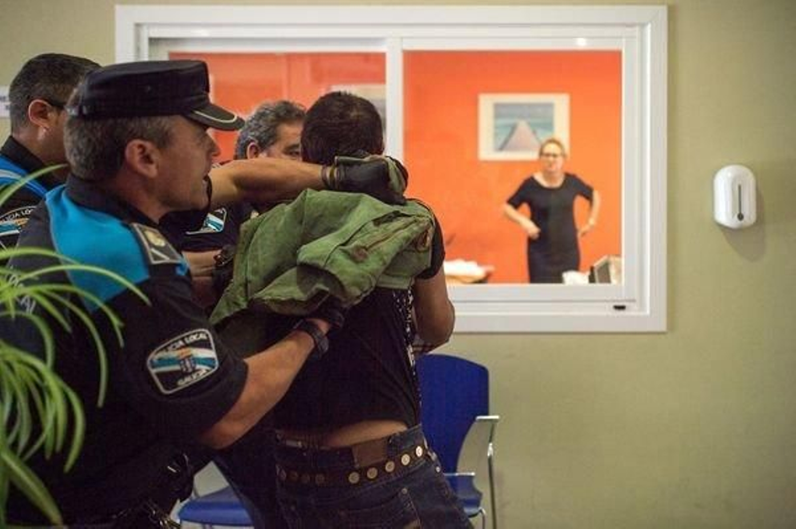 Un joven ha sido aprehendido y conducido por agentes de la Policía y de la Guardia Civil a la comisaría de la Policía Local tras protagonizar un intento de agresión con amenazas hacia un funcionario del Concello de Xinzo.