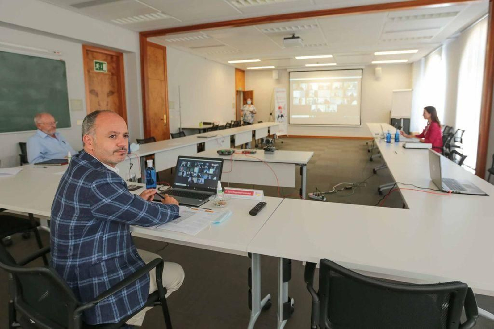 El pleno de Zona Franca fue parte presencial y parte telemático, presidido por el alcalde. En la imagen el delegado.