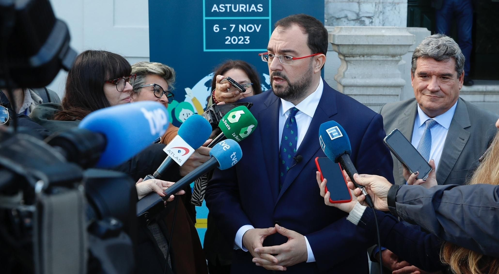 El presidente del Principado, Adrián Barbón, atiende a los medios durante la celebración del CGCEE