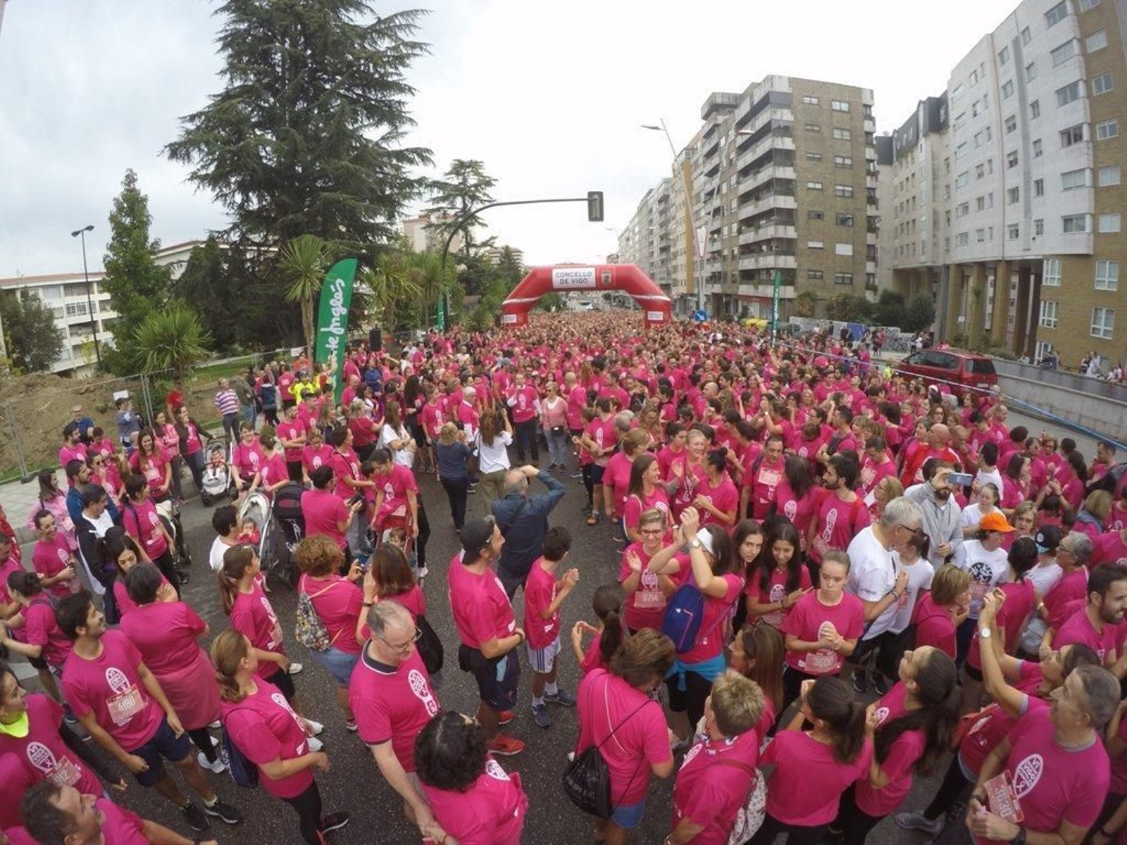 El color rosa abarrotó la Avenida de Castelao - JV Landín 213