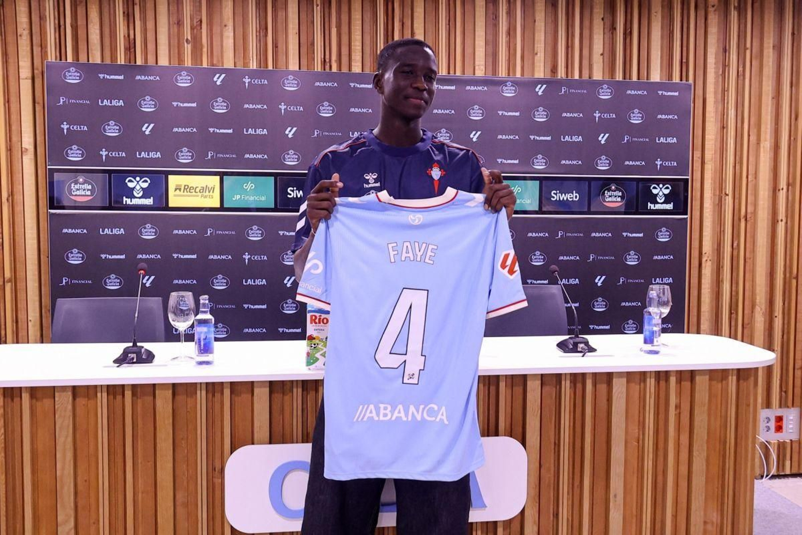 Abdoulaye Faye, ayer durante su presentación en Mos.
