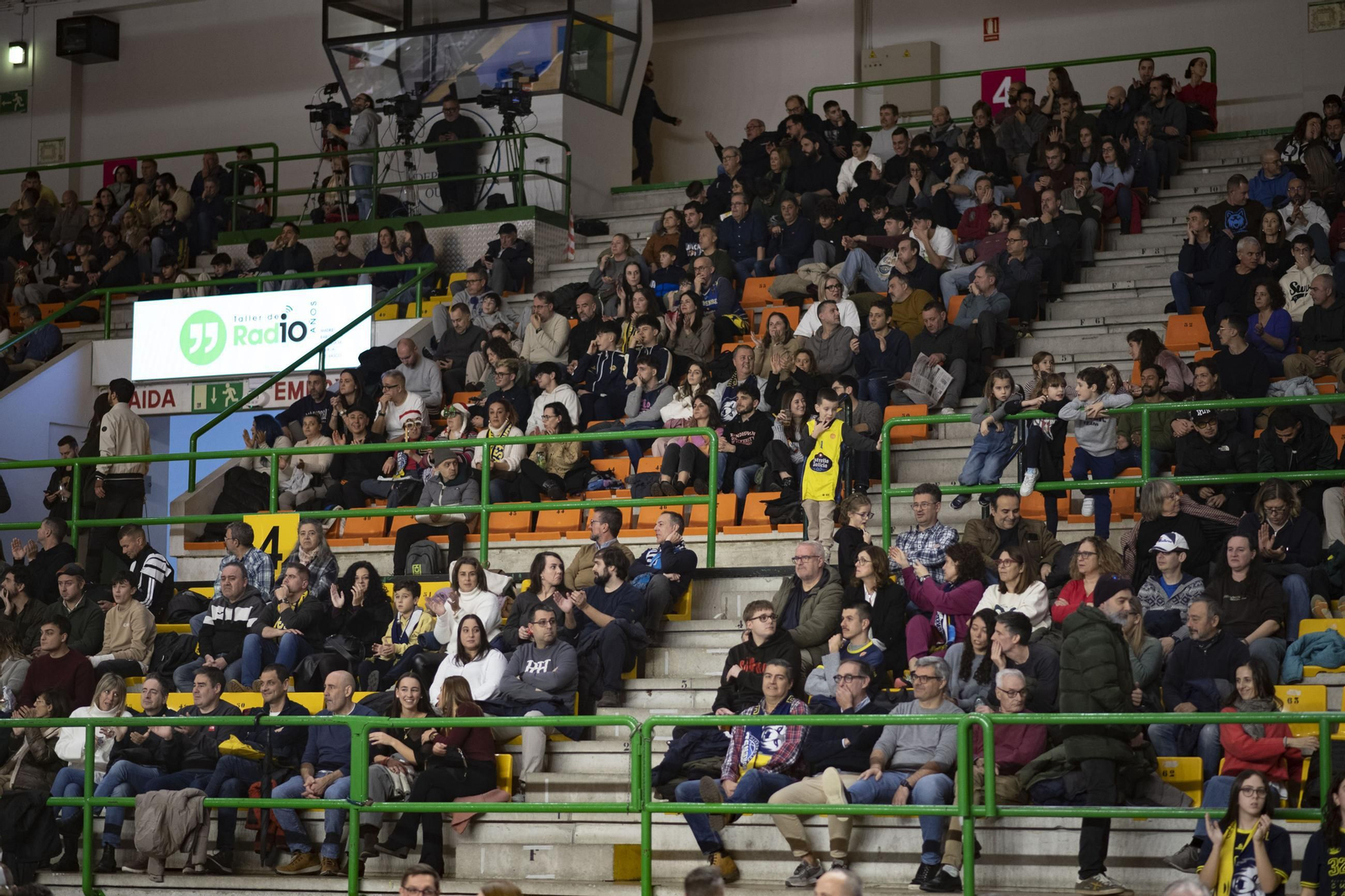 Galería | El Pazo se llena de Navidad en la primera derrota del COB como local