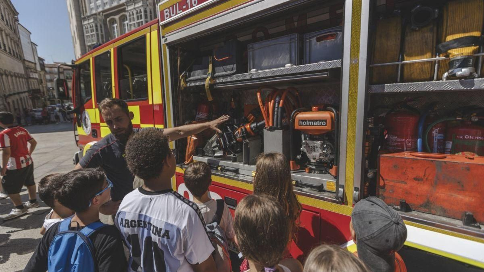 Un bombero explica su labor a los jóvenes.