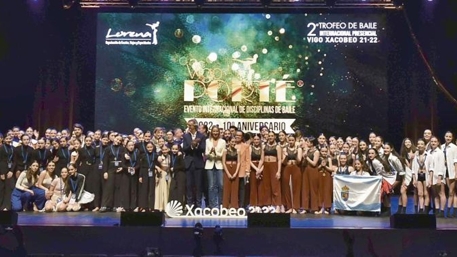 Todo el elenco de bailarines de la categoría infantil posando en el escenario del 10º aniversario del festival de danza Vigo Porté.