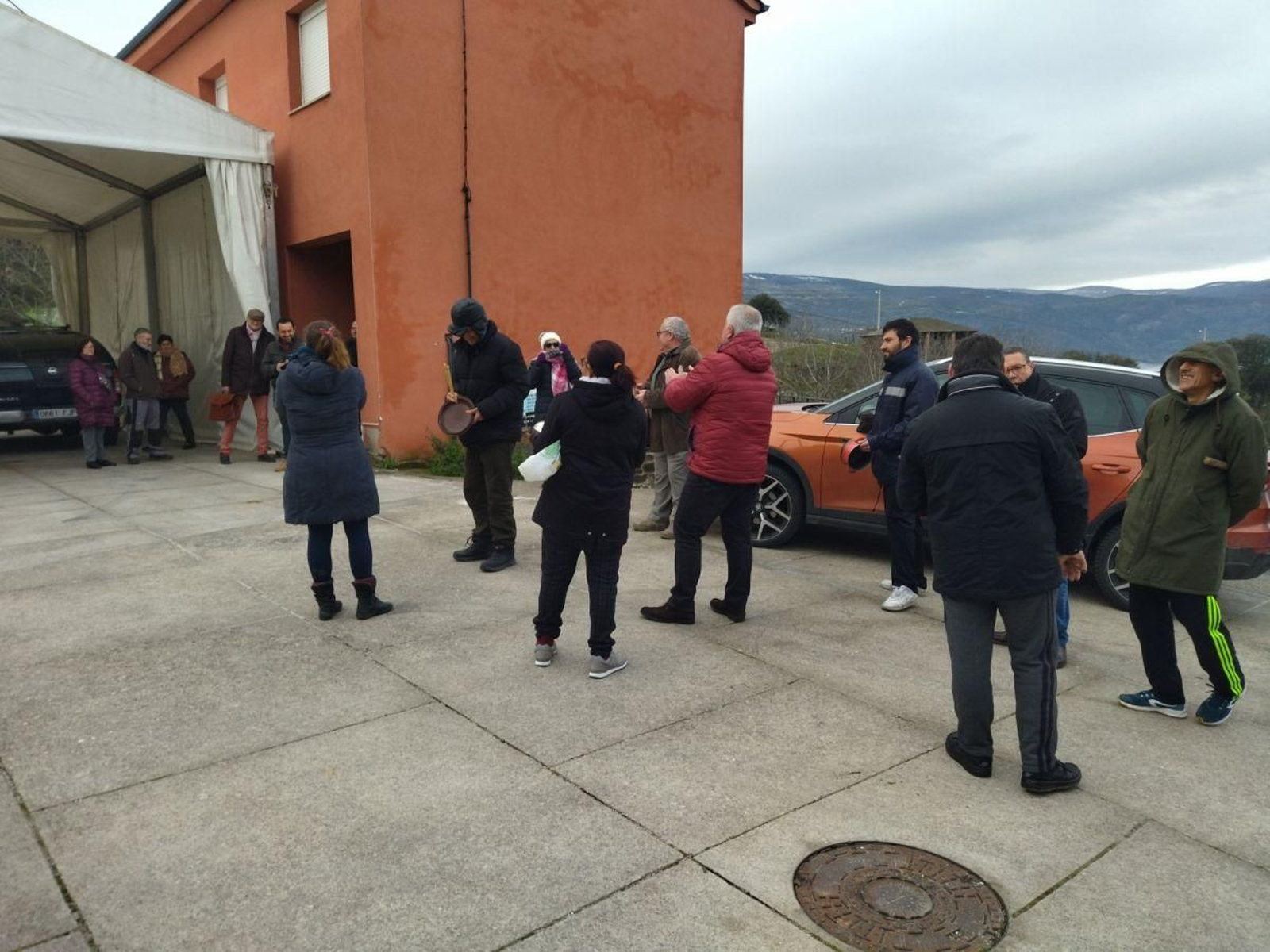 Vecinos que piden ser comuneros protestan a la Junta de Montes.