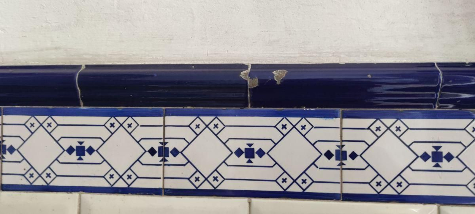 Remate de pared con motivos geométricos en la calle Doctor Fleming.
