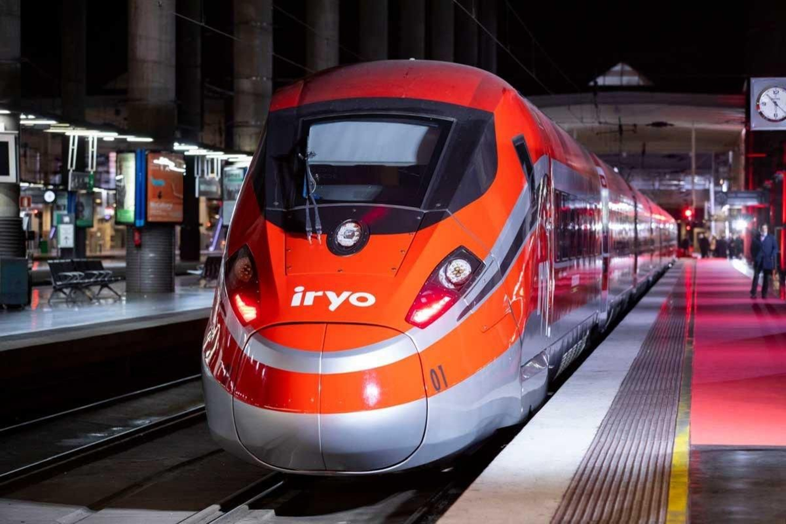 Un tren de la empresa privada Iryo estaciona en una estación madrileña.