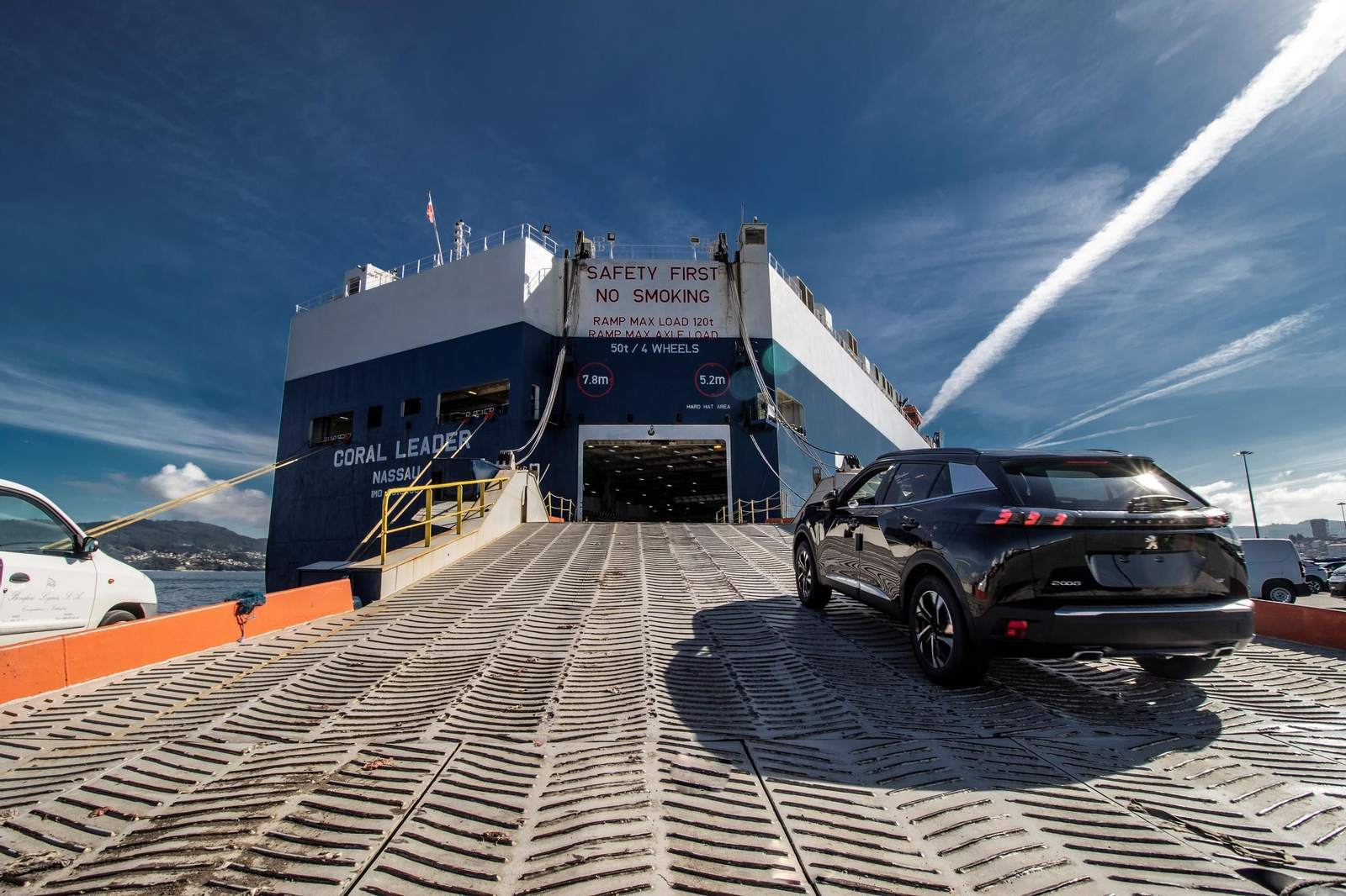 Carga de coches en la terminal de Bouzas.