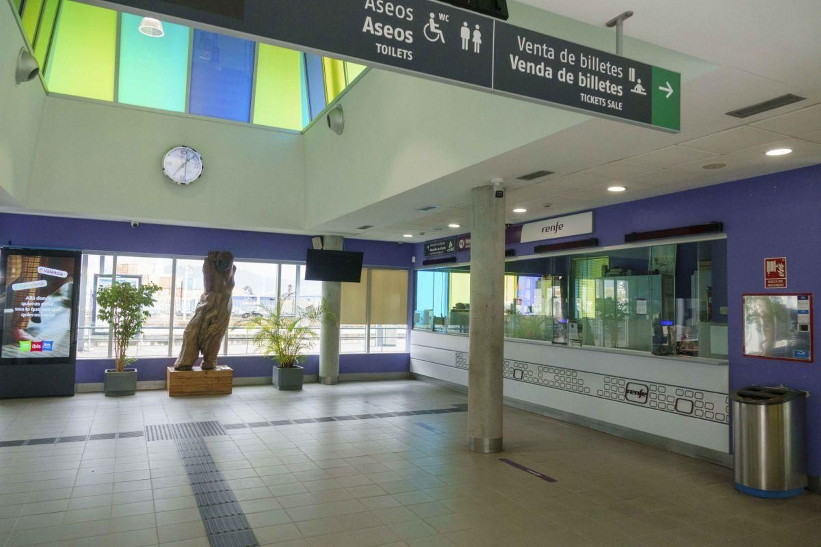 La estación de Guixar, vacía y sin servicio desde el pasado martes por obras en la línea ferroviaria.