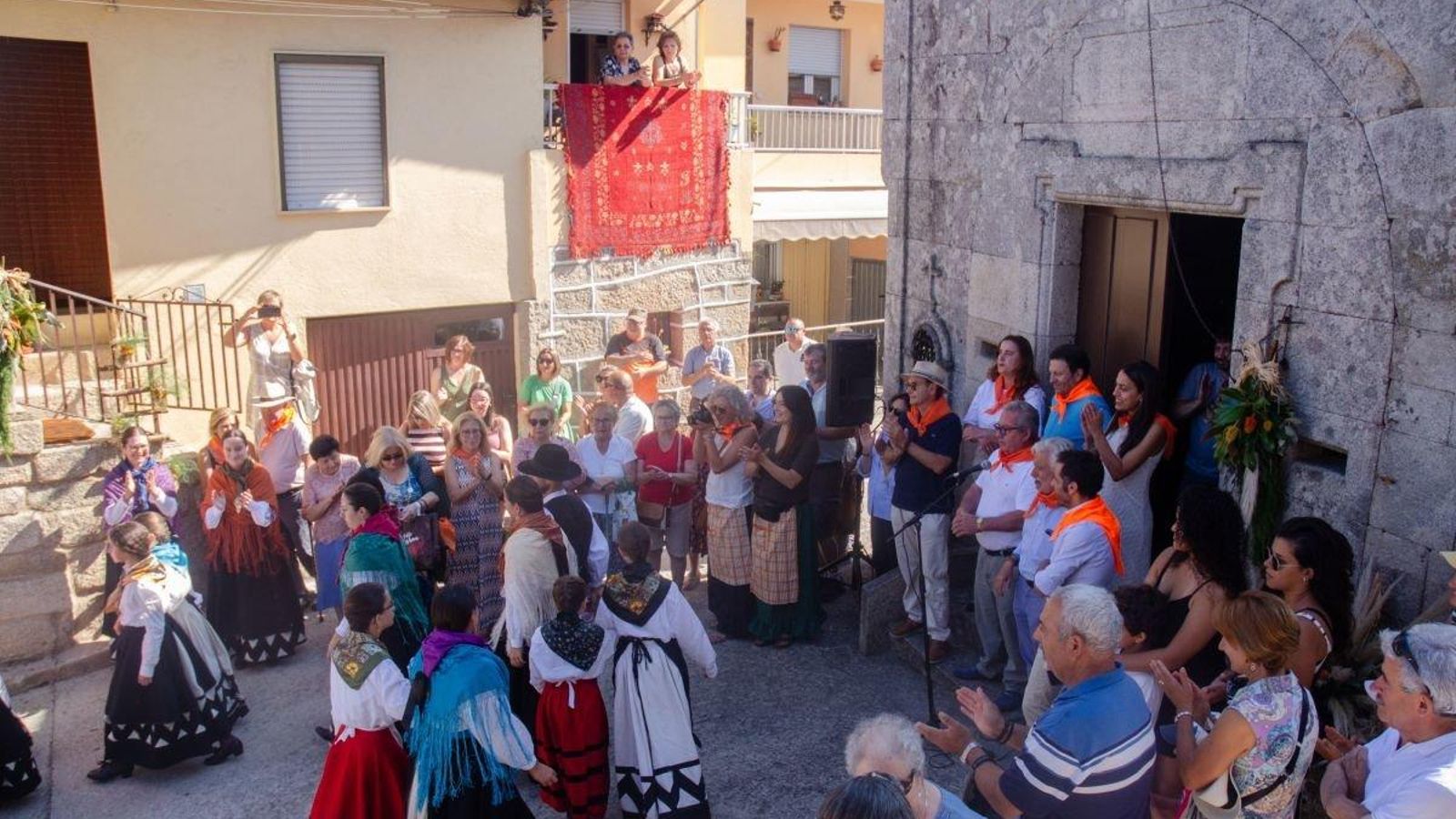 Celebración en las calles de Loñoá.