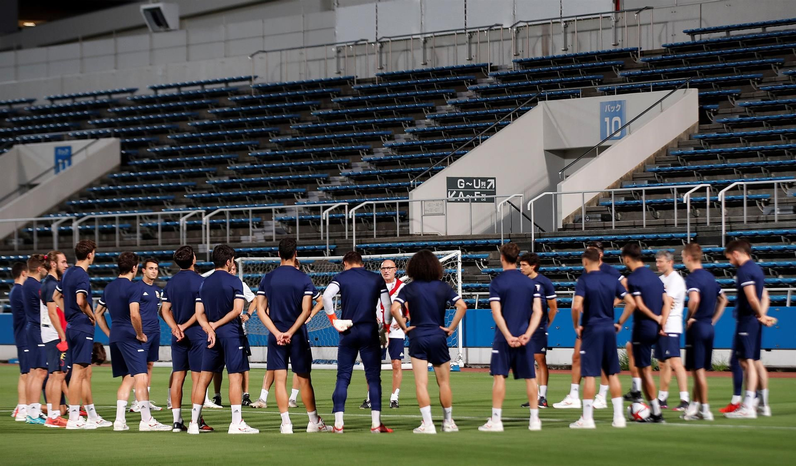 Luis de la Fuente dirige el entrenamiento de la selección en Tokyo 2020. EFE