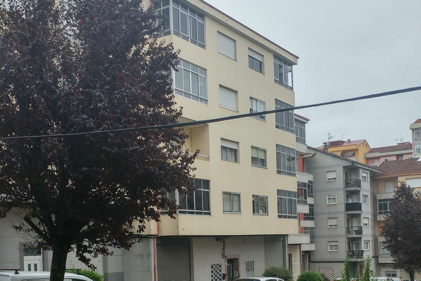 El edificio del Recanto do Clavel (A Cuña), en el que fue asaltado una vivienda. (A.R.)
