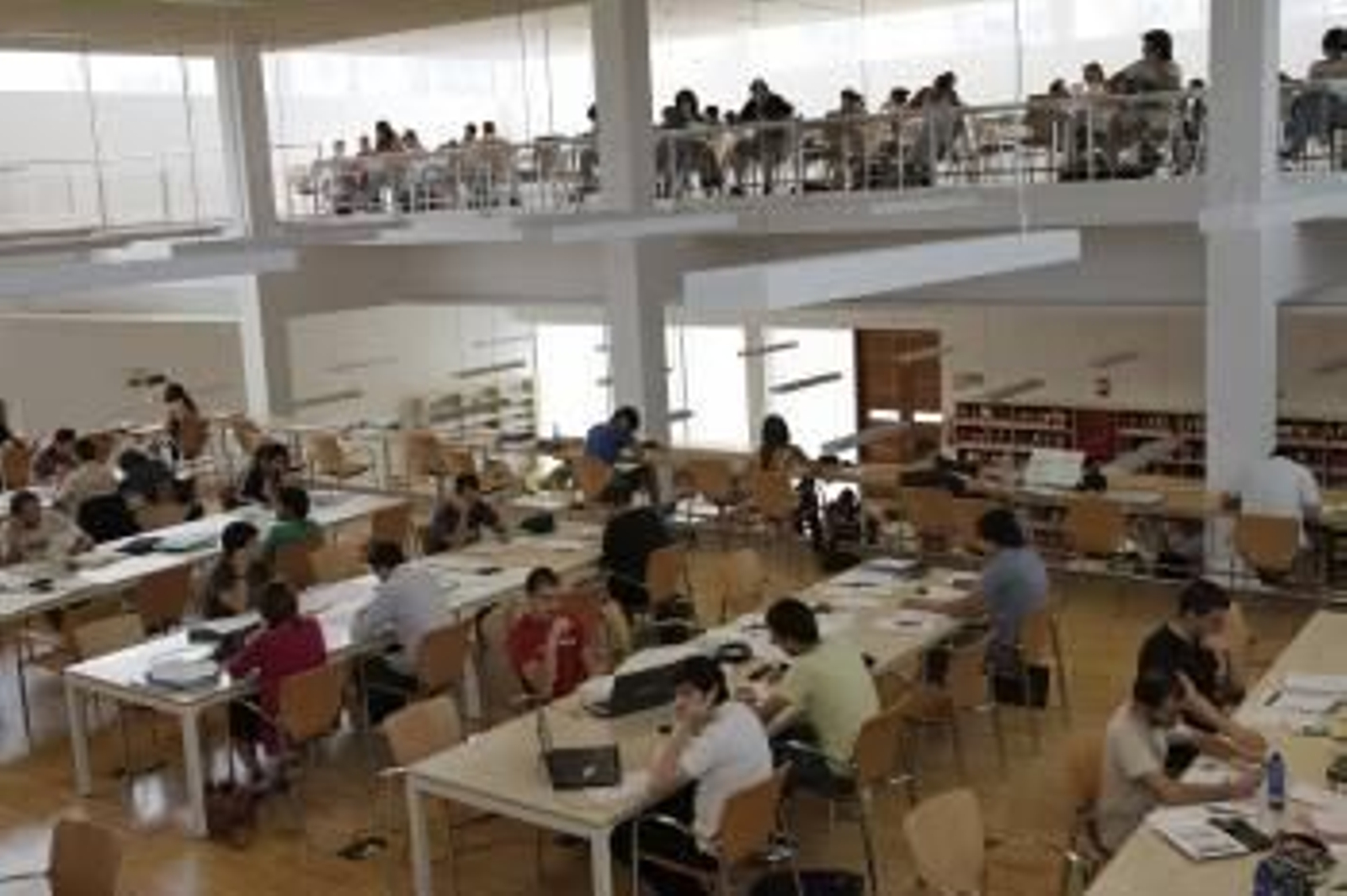 Estudiantes en una biblioteca del Campus. (Foto: MIGUEL ÁNGEL)