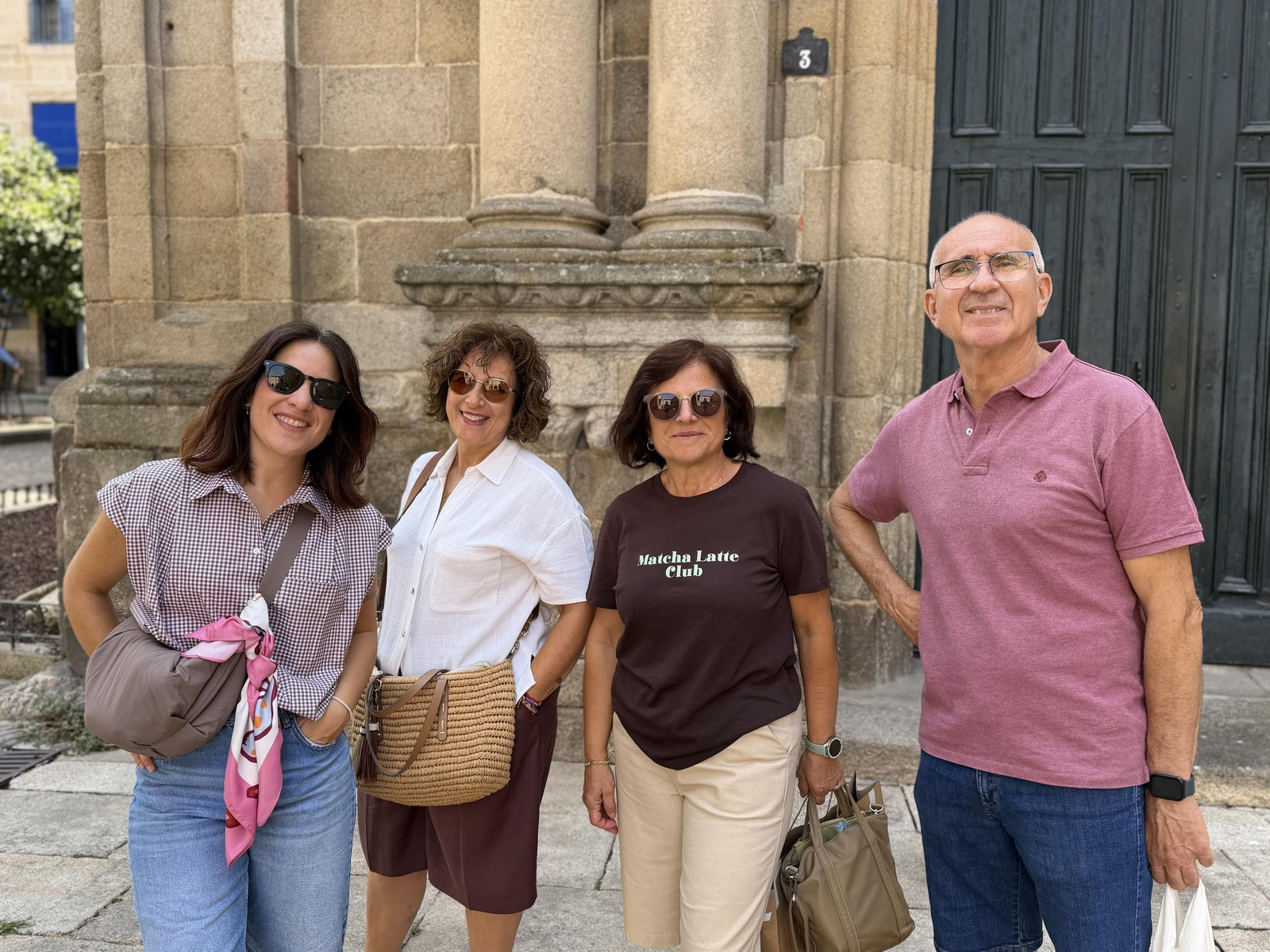 Lucía, Encarni, Carmen y Juan Antonio, turistas en la Plaza Mayor.