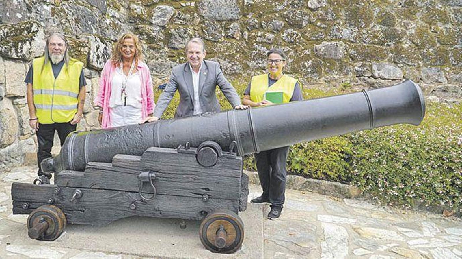 Carmela Silva y Abel Caballero, con los responsables de BIC Materiales y Conservación, con uno de los cañones.