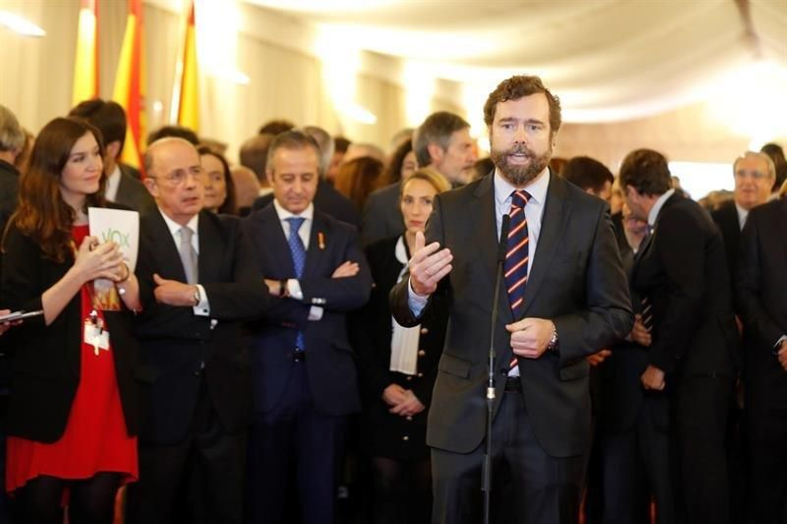 El portavoz parlamentario de Vox, Iván Espinosa de los Monteros (c)