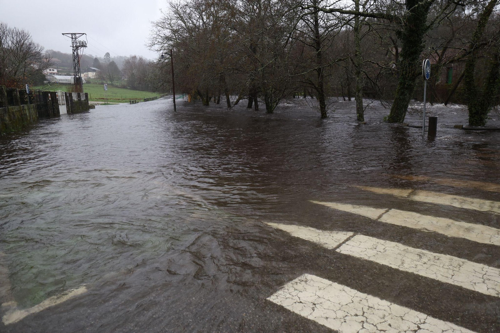 El río Verdugo desbordó a su paso por Ponte Caldelas, donde emergencias y Guardia Civil siguen en alerta.