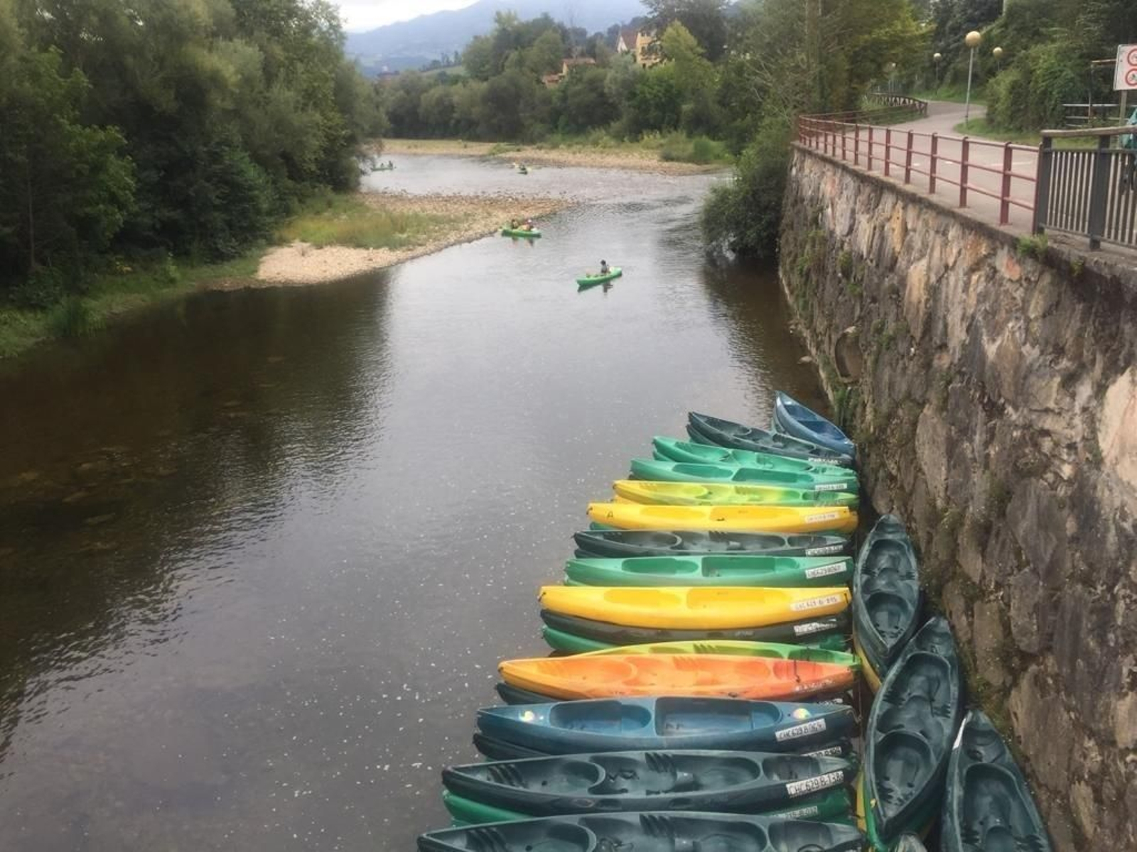 Piragüistas en el descenso del río Sella