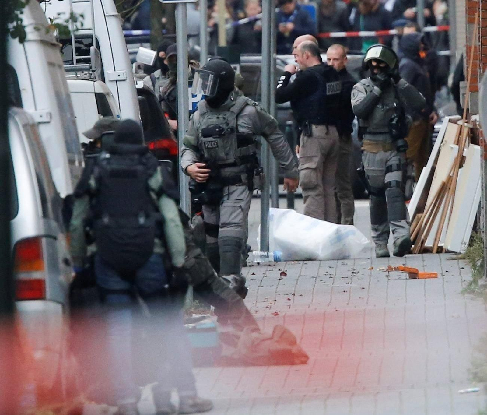Agentes de policía, en el distrito de Molenbeek en Bruselas.